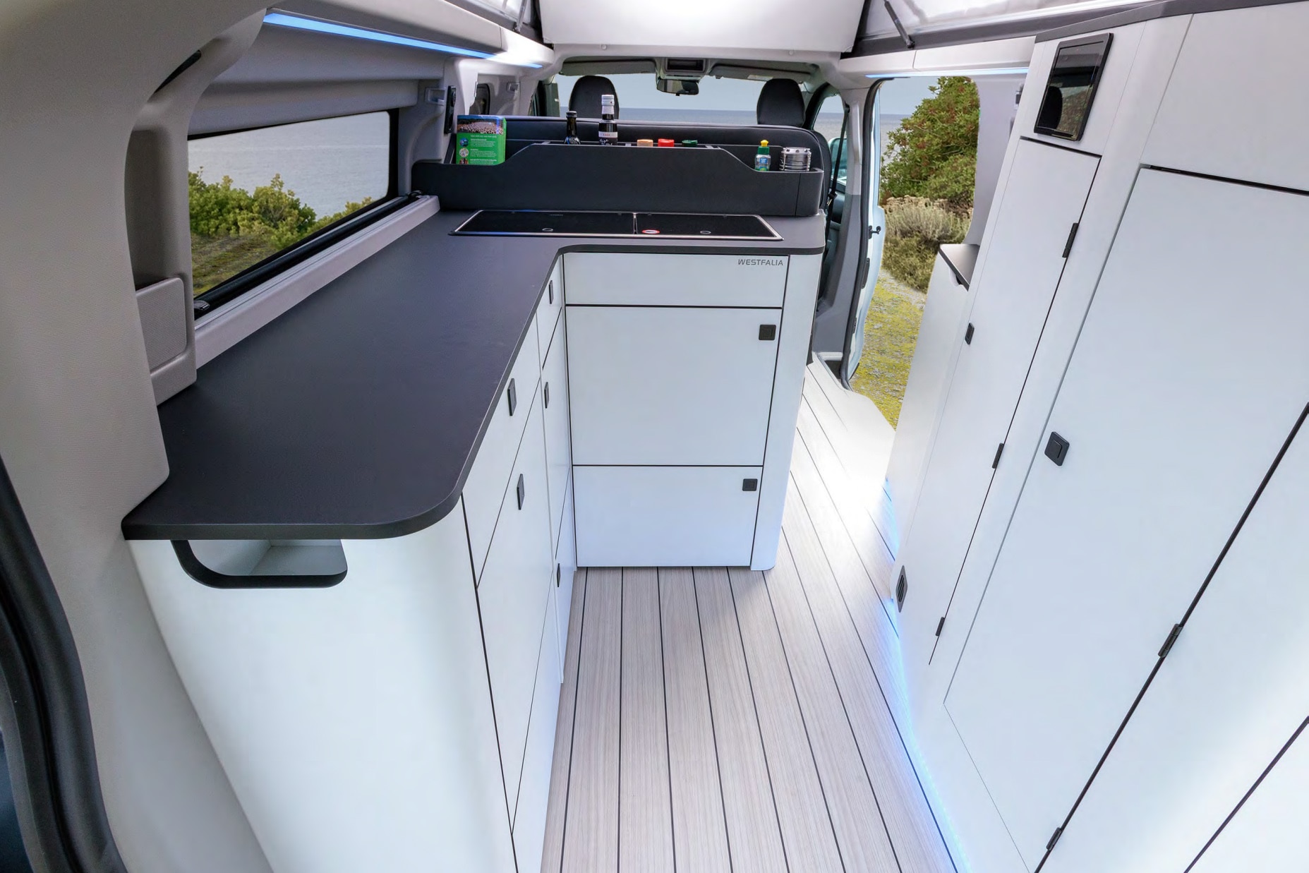 Auch durch den Innenraum der Sonderedition des Ford Nugget zieht sich die spezielle Schwarz-auf-Weiß-Optik Foto: Westfalia